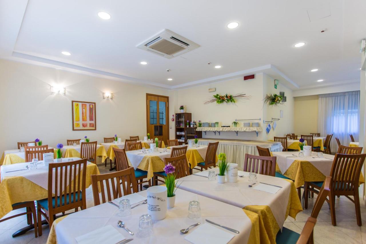 Hotel Savana Ρίμινι Εξωτερικό φωτογραφία