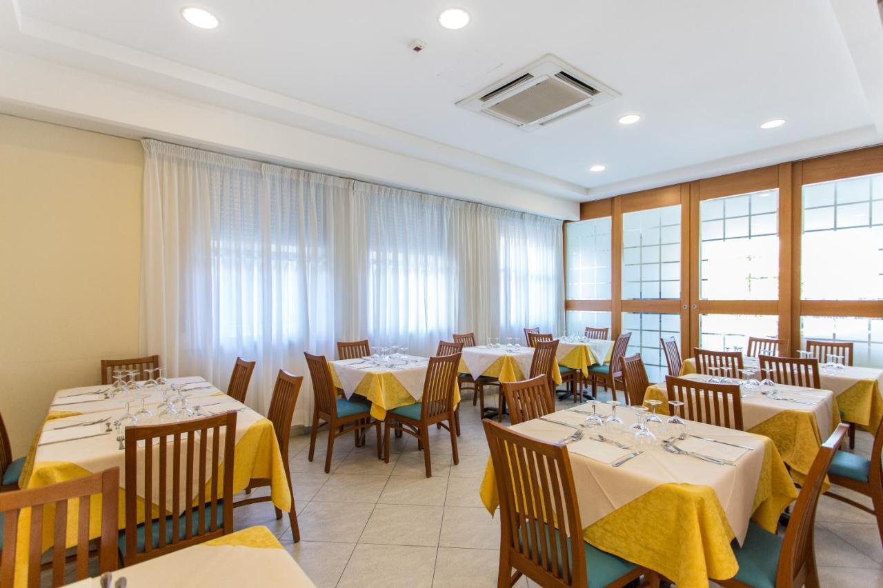 Hotel Savana Ρίμινι Εξωτερικό φωτογραφία